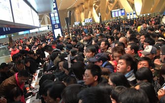 epa03526676 A picture made available on 07 January 2013 shows stranded travelers looking for airlines services in the hall of Changshui International Airport in Kunming in southwest China's Yunnan province on 03 January 2013. Heavy fog has delayed or canceled hundreds of flights between 03 to 05 January at the airport, leaving over ten thousand passengers stranded at the peak.  EPA/DE LU CHINA OUT