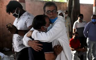 Family Members of the deceased seen mourning after the cremation at Ghazipur cremation ground in New Delhi.
In India the highest single-day spike in coronavirus infection. The report recorded 352,991 new Covid-19 cases and 2,812 deaths in the last 24 hours amid an oxygen crisis. - Naveen Sharma / SOPA Images//SOPAIMAGES_08380028/2104270906/Credit:SOPA Images/SIPA/2104270907