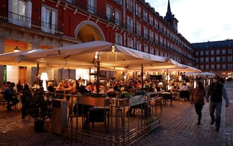 Persone a cena in un ristorante di Madrid, Spagna