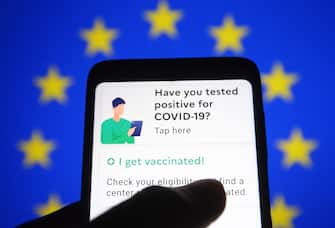 In this photo illustration a TousAntiCovid app is seen on a smartphone with the EU flag in the background.
France will reportedly be the first European Union member state to introduce the COVID-19 travel pass, the first example of a Digital Green Certificate that is slated to be rolled out across the EU by mid-June, reportedly by media. The TousAntiCovid app has already been downloaded by about 15 million people. It will display PCR tests and antigen tests. It will also include vaccination certificates. The COVID passports will be available as a mobile app or in paper form. - Pavlo Gonchar / SOPA Images//SOPAIMAGES_PGONCHAR_W8741/2104211302/Credit:SOPA Images/SIPA/2104211305