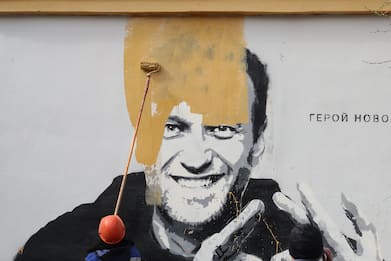 A San Pietroburgo rimosso murales per Navalny, "Eroe del nuovo tempo"