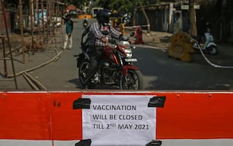 epa09169577 A notice about the shortage of COVID-19 vaccine is seen outside a vaccination centre in Mumbai, India, 30 April 2021. Brihanmumbai Municipal Corporation (BMC) announced to close the vaccination centre for the next three days, from 30 April 2021 to 02 May 2021, due to shortage of the vaccine against COVID-19 in Mumbai. India has recently recorded a massive surge of fresh COVID-19 cases and deaths, the world's highest single-day rise since the beginning of the pandemic.  EPA/DIVYAKANT SOLANKI