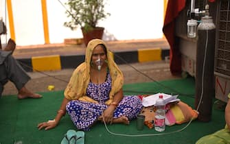 Una persona attaccata all'ossigeno in India