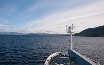 Da oggi al 31 luglio nave Alliance, unitÃ  da ricerca scientifica della Marina militare, sosterÃ  nella cittÃ  norvegese di Tromso, ultima tappa della campagna "High North 17" svoltasi nel mar Glaciale Artico, a sud delle isole Svalbard. Con la Campagna High North 17 la Marina militare e l'Istituto Idrografico ritornano nei mari dell'Artico per condurre delle ricerche scientifiche dopo 89 anni dalle imprese del Comandante Nobile. La campagna High North 2017 ha come scopo lo "studio dei cambiamenti climatici nella regione polare per contribuire al progresso scientifico della comunitÃ  internazionale, interessata alle problematiche inerenti la regione artica". Si tratta di un progetto che riunisce i principali enti di ricerca nazionali, come il Cnr (Consiglio Nazionale delle Ricerche), l'Ogs (Istituto Nazionale di Oceanografia e Geofisica Sperimentale), l'Enea (Agenzia Nazionale per le nuove tecnologie l'energia e lo sviluppo economico sostenibile) e i ricercatori internazionali del Centre for Maritime Research and Experimentation (Nato Cmre) della Spezia, sotto il coordinamento logistico e scientifico dell'Istituto Idrografico della Marina (Iim), 27 luglio 2017.
ANSA/UFFICIO STAMPA MARINA MILITARE     ++NO SALES, EDITORIAL USE ONLY++