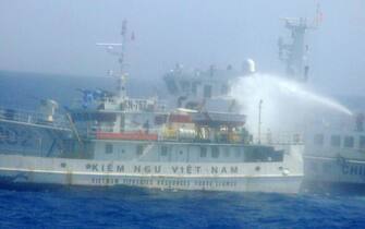 Un'imbarcazione vietnamita viene attaccata a colpi di idrante da un'unita' della Guardia costiera cinese nel Mare cinese meridionale dove e' tornata a salire la tensione dopo la decisione di Pechino di inviare una piattaforma per la ricerca petrolifera in una zona contesa. 16 giugno 2014. ANSA/ TTX