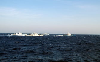 Navi della Guardia Costiera cinese scortano un'imbarcazione vietnamita nel Mare cinese meridionale dove e' tornata a salire la tensione dopo la decisione di Pechino di inviare una piattaforma per la ricerca petrolifera in una zona contesa. 16 giugno 2014. ANSA/ TTXVN