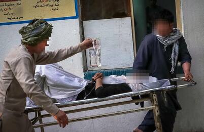 Autobomba a Kabul davanti a una scuola femminile, almeno 55 morti