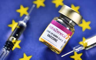 Injektionsflasche mit AstraZeneca-Schriftzug, Impfspritzen und EU-Fahne, Impfstofflieferungen f¸r die EU *** Injection bottle with AstraZeneca logo, vaccination syringes and EU flag, vaccine supplies for the EU