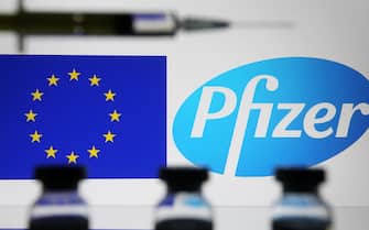 In this photo illustration the vials and a medical syringe are seen in front of the EU flag and Pfizer company logo.
The European Union nears the COVID-19 coronavirus vaccine approval by European Medicines Agency (EMA), reportedly by media. - Pavlo Gonchar / SOPA Images//SOPAIMAGES_PGONCHAR_3E5973/2012201300/Credit:SOPA Images/SIPA/2012201304
