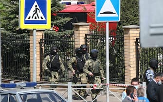 33307340 KAZAN, RUSSIA – MAY 11, 2021: Russian National Guard officers by school No 175 where two attackers opened fire; at least one teacher and eight students are reported dead. Yegor Aleyev/TASS/Sipa USA