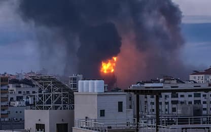 Israele-Hamas: razzi verso aeroporto Tel Aviv, raid su Striscia Gaza