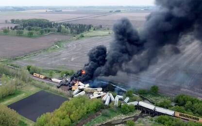 Iowa, incendio su un treno merci deragliato ripreso da un drone. VIDEO