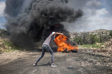 Palestinian is seen using a slingshot against Israeli soldiers during the clashes Palestinians clashed with the Israeli army during a demonstration in the village of Kafr Qaddum on May 10, 2019. Palestinians march every Fridays and Saturdays in the village of Kafr Qaddum since 2011 due to the closure of one of their roads and land confiscation by the Israeli authorities. These decisions were made to expand the Israeli settlement of Kedumim. Through this road, Palestinians were able to reach the main city of Nablus in 15 minutes, now it takes more than 45 minutes.