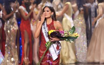1318384743 HOLLYWOOD, FLORIDA - MAY 16: Miss Mexico Andrea Meza is crowned Miss Universe 2021 onstage at the Miss Universe 2021 Pageant at Seminole Hard Rock Hotel & Casino on May 16, 2021 in Hollywood, Florida. (Photo by Rodrigo Varela/Getty Images)