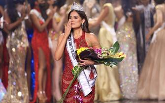 HOLLYWOOD, FLORIDA - MAY 16: Miss Mexico Andrea Meza is crowned Miss Universe 2021 onstage at the Miss Universe 2021 Pageant at Seminole Hard Rock Hotel & Casino on May 16, 2021 in Hollywood, Florida. (Photo by Rodrigo Varela/Getty Images)