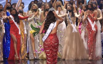 HOLLYWOOD, FLORIDA - MAY 16: Miss Mexico Andrea Meza is crowned Miss Universe 2021 onstage at the Miss Universe 2021 Pageant at Seminole Hard Rock Hotel & Casino on May 16, 2021 in Hollywood, Florida. (Photo by Rodrigo Varela/Getty Images)