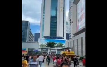 Cina, grattacielo a Shenzen inizia a oscillare: panico ma nessun danno