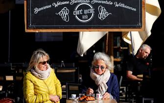 Un bar di Montpellier fa servizio al tavolo dopo le riaperture in Francia