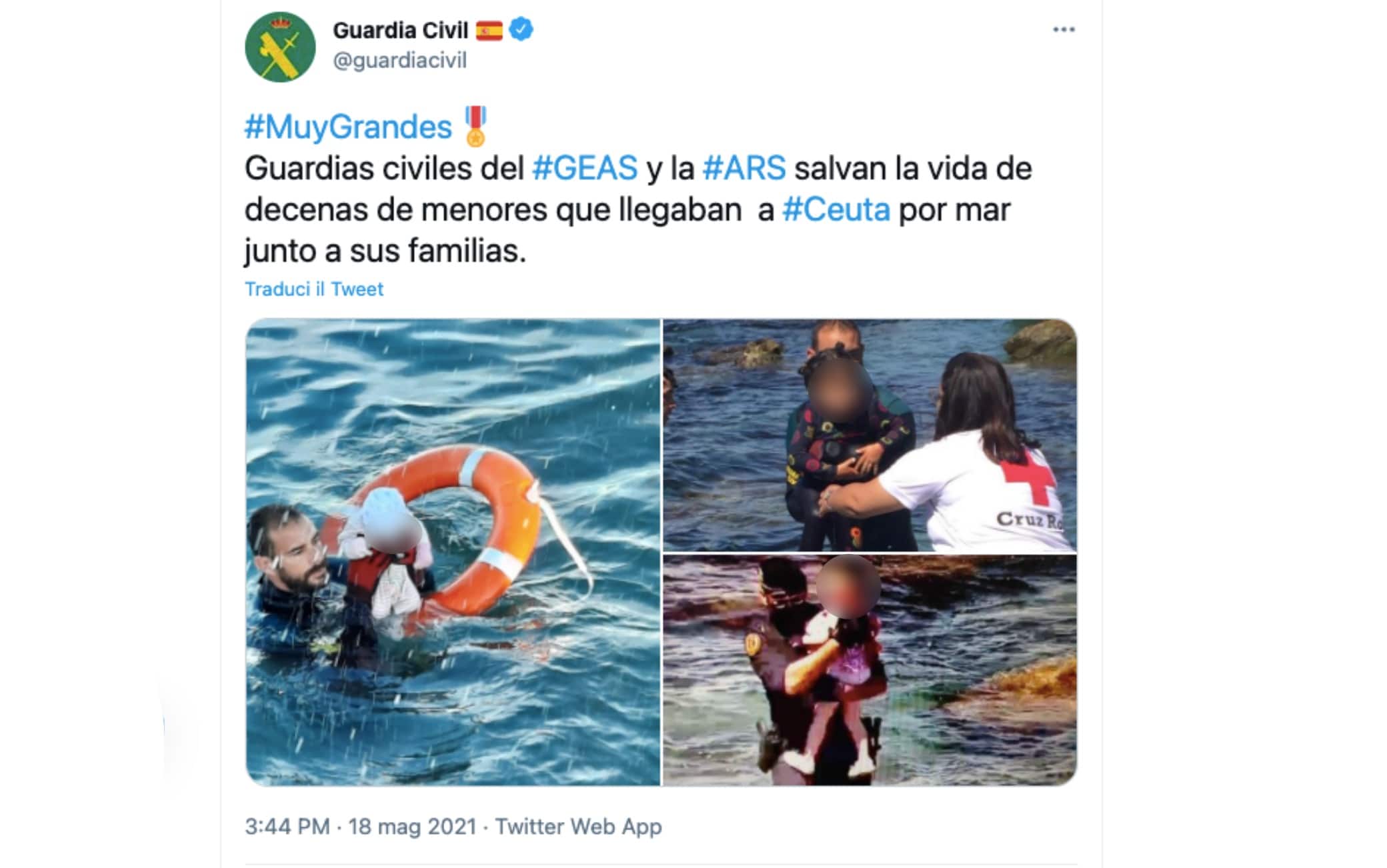 Agenti della Guardia Civil salvano alcuni bambini durante l'emergenza migratoria a Ceuta