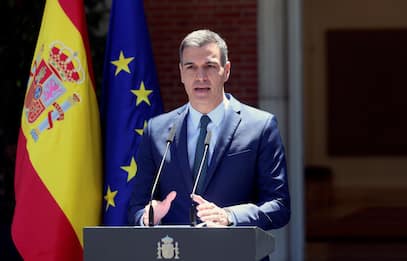 Spagna, il premier Sanchez: "Aboliremo la prostituzione"