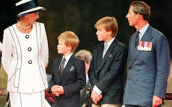 Il principe Carlo e lady Diana con i figli William e Harry in una foto d'archivio del 19 agosto 1995 a Buckingham Palace. ANSA 