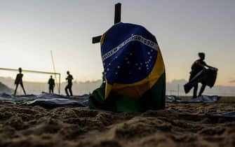 covid brasile spiaggia