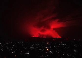 epaselect epa09221289 A general view of erupting Mount Nyiragongo over Goma, Democratic Republic of the Congo, 22 May 2021. One of the planets most active volcanoes Mount Nyiragongo in eastern Democratic Republic of Congo erupted causing evacuations in some parts of Goma. Initial reports from scientists predict the city is not in danger from the lava.  EPA/HUGH KINSELLA CUNNINGHAM