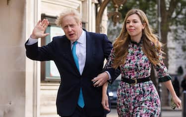 epa09180233 Britain's Prime Minster Boris Johnson (L) and his partner Carrie Symonds arrive at a polling station to cast their votes for the local elections in London, Britain, 06 May 2021. Britons go to the polls on 06 May 2021 to vote in local and mayoral elections.  EPA/VICKIE FLORES