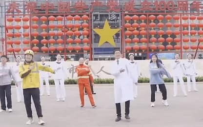 Covid Cina, medici ballano per promuovere il vaccino. VIDEO