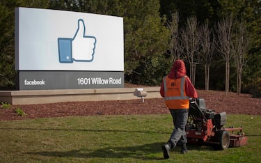 epa08443368 (FILE) - A file photo dated 31 January 2012 showing a grounds keeper mowing the lawn in front of Facebook's new Corporate headquarters in Menlo Park, California, USA (reissued 25 May 2020). German federal court, BGH, is due to announce its long awaited decision 29 May 2020 in data protection lawsuit in a consumer centres vs Facebook case.  EPA/PETER DaSILVA *** Local Caption *** 53295296