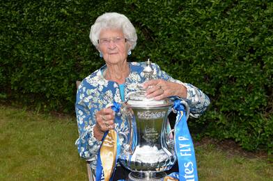 Il Leicester City vince e lei ottiene il suo anello: 73 anni dopo