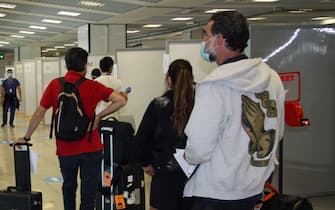 Passeggeri in fila per il test rapido per Covid 19 al terminal 3 dell'aeroporto di Fiumicino, a Roma