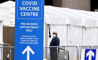 A man stands next to a Covid-19 vaccination centre in London, Britain, 10 February 2021. ANSA/ANDY RAIN