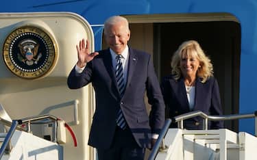 MILDENHALL, ENGLAND - JUNE 09: US President Joe Biden and First Lady Jill Biden arrive on Air Force One at RAF Mildenhall in Suffolk, ahead of the G7 summit in Cornwall on June 9, 2021 in Mildenhall, England. On June 11, Prime Minister Boris Johnson will host the Group of Seven leaders at a three-day summit in Cornwall, as the wealthiest nations look to chart a course for recovery from the global pandemic. (Photo by Joe Giddens - WPA Pool/Getty Images)