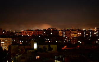 (210228) -- DAMASCUS, Feb. 28, 2021 (Xinhua) -- Smoke rises following an Israeli missile attack in Damascus, Syria, on Feb. 28, 2021. A fresh Israeli missile attack targeted positions in the vicinity of Damascus on Sunday night, state TV reported. (Photo by Ammar Safarjalani/Xinhua) - Ammar Safarjalani -//CHINENOUVELLE_chine6716/2103010832/Credit:CHINE NOUVELLE/SIPA/2103010834