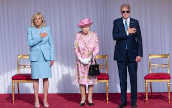 WINDSOR, ENGLAND - JUNE 13: Queen Elizabeth II (C), US President Joe Biden (R) and US First Lady Dr Jill Biden (L) at Windsor Castle on June 13, 2021 in Windsor, England. Queen Elizabeth II hosts US President, Joe Biden and First Lady Dr Jill Biden at Windsor Castle. The President arrived from Cornwall where he attended the G7 Leader's Summit and will travel on to Brussels for a meeting of NATO Allies and later in the week he will meet President of Russia, Vladimir Putin.  (Photo by Samir Hussein - Pool/WireImage )