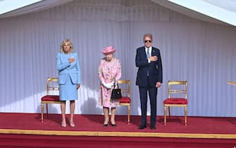 WINDSOR, ENGLAND - JUNE 13: Queen Elizabeth II (C), US President Joe Biden (R) and US First Lady Dr Jill Biden (L) at Windsor Castle on June 13, 2021 in Windsor, England.  Queen Elizabeth II hosts US President, Joe Biden and First Lady Dr Jill Biden at Windsor Castle. The President arrived from Cornwall where he attended the G7 Leader's Summit and will travel on to Brussels for a meeting of NATO Allies and later in the week he will meet President of Russia, Vladimir Putin. (Photo by Samir Hussein - Pool/WireImage)