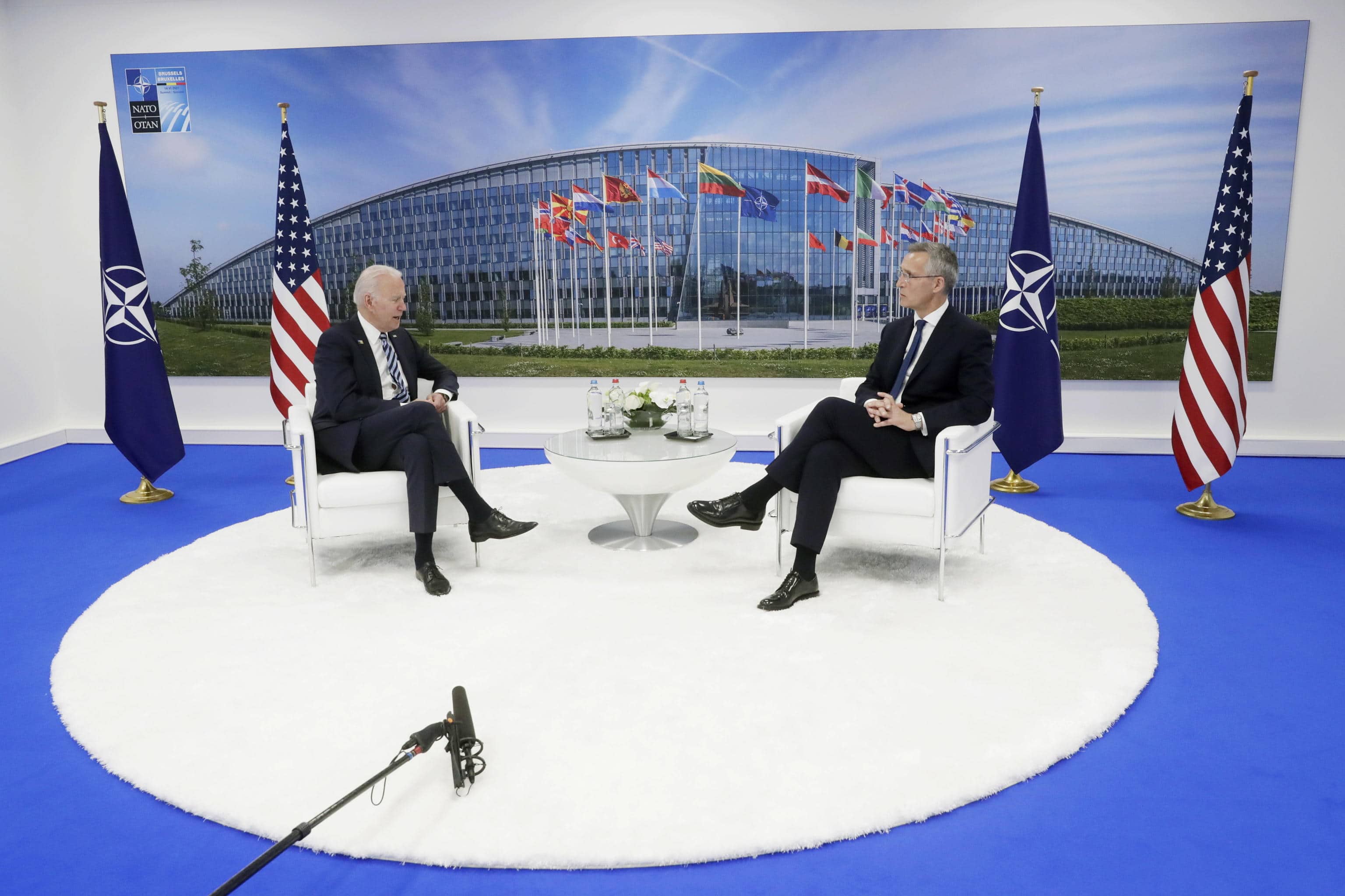 Biden e Stoltenberg in un incontro nella cornice del summit Nato a Bruxelles