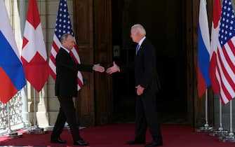 SWITZERLAND USA RUSSIA SUMMIT epa09275815 US President Joe Biden (R) and Russian President Vladimir Putin (L) shake hands during the US-Russia summit at the Villa La Grange, in Geneva, Switzerland, 16 June 2021. EPA/ALEXANDER ZEMLIANICHENKO / POOL
