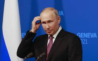 SWITZERLAND USA RUSSIA SUMMIT epa09276913 Russia's President Vladimir Putin holds a news conference after the U.S.-Russia summit with U.S. President Joe Biden at Villa La Grange in Geneva, Switzerland, Wednesday, 16 June 2021. EPA/DENIS BALIBOUSE / POOL
