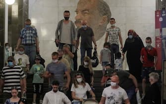 RUSSIA CORONAVIRUS COVID-19 PANDEMIC epa09282545 People wearing face masks walk in front of a portrait of Soviet Union founder Vladimir Lenin at the Metro station Biblioteka Lenina in Moscow, Russia, 18 June 2021. Over the past 24 hours, 9,056 cases of COVID-19 coronavirus infection have been detected in Moscow, which has become a new absolute record since the beginning of the pandemic. Mass entertainment events with more than 1,000 participants are prohibited in Moscow, while dance floors and fan zones for football fans are being closed. EPA/SERGEI ILNITSKY