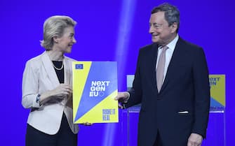 President of European Commission Ursula von der Leyen (L) gives the 'Next Generation EU recovery program of the European Union' to Italian Prime Minister Mario Draghi as they attend a press conference after their meeting at Cinecitta' studios in Rome, Italy, 22 June 2021.  ANSA/ETTORE FERRARI
 