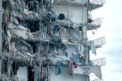 Miami, crolla un palazzo di 12 piani: almeno un morto e 99 dispersi