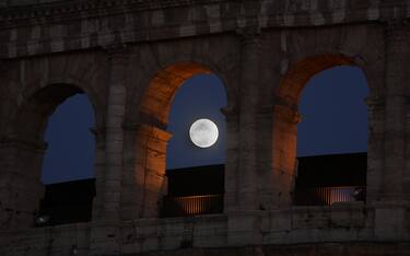 Stasera la Superluna “di fragola”: quando e come vederla