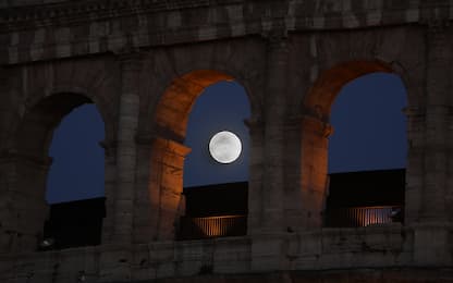 Stasera la Superluna “di fragola”: quando e come vederla