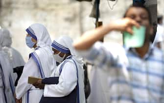 Suore missionarie in attesa di effettuare un test Covid in un centro a Calcutta, in India