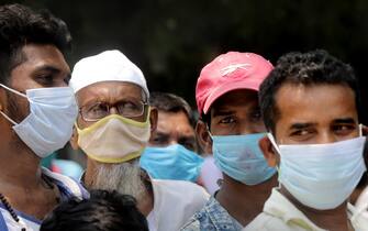 Cittadini indiani in attesa di sottoporsi al test Covid a Kalyani vicino a Calcutta
