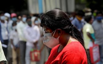 Una donna con la mascherina in India