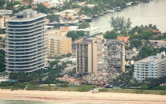 USA FLORIDA BUILDING COLLAPSED epa09304572 An aerial view of the partial collapsed 12-story condominium building in Surfside, Florida, USA, 26 June 2021. Miami-Dade Fire Rescue officials said more than 80 units responded to the collapse at the condominium building near 88th Street and Collins Avenue just north of Miami Beach on last 24 June around at 2 a.m. EPA/CRISTOBAL HERRERA-ULASHKEVICH