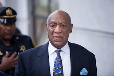 epa09313995 (FILE) - US entertainer Bill Cosby (R) arrives for sentencing at the Montgomery County Courthouse in Norristown, Pennsylvania, USA, 24 September 2018 (reissued 30 June 2021). The Pennsylvania Supreme Court on 30 June 2021 overturned the conviction of Bill Cosby on sex assault charges. Cosby was found guilty on three counts including Aggravated Sexual Assault.  EPA/TRACIE VAN AUKEN *** Local Caption *** 54649388